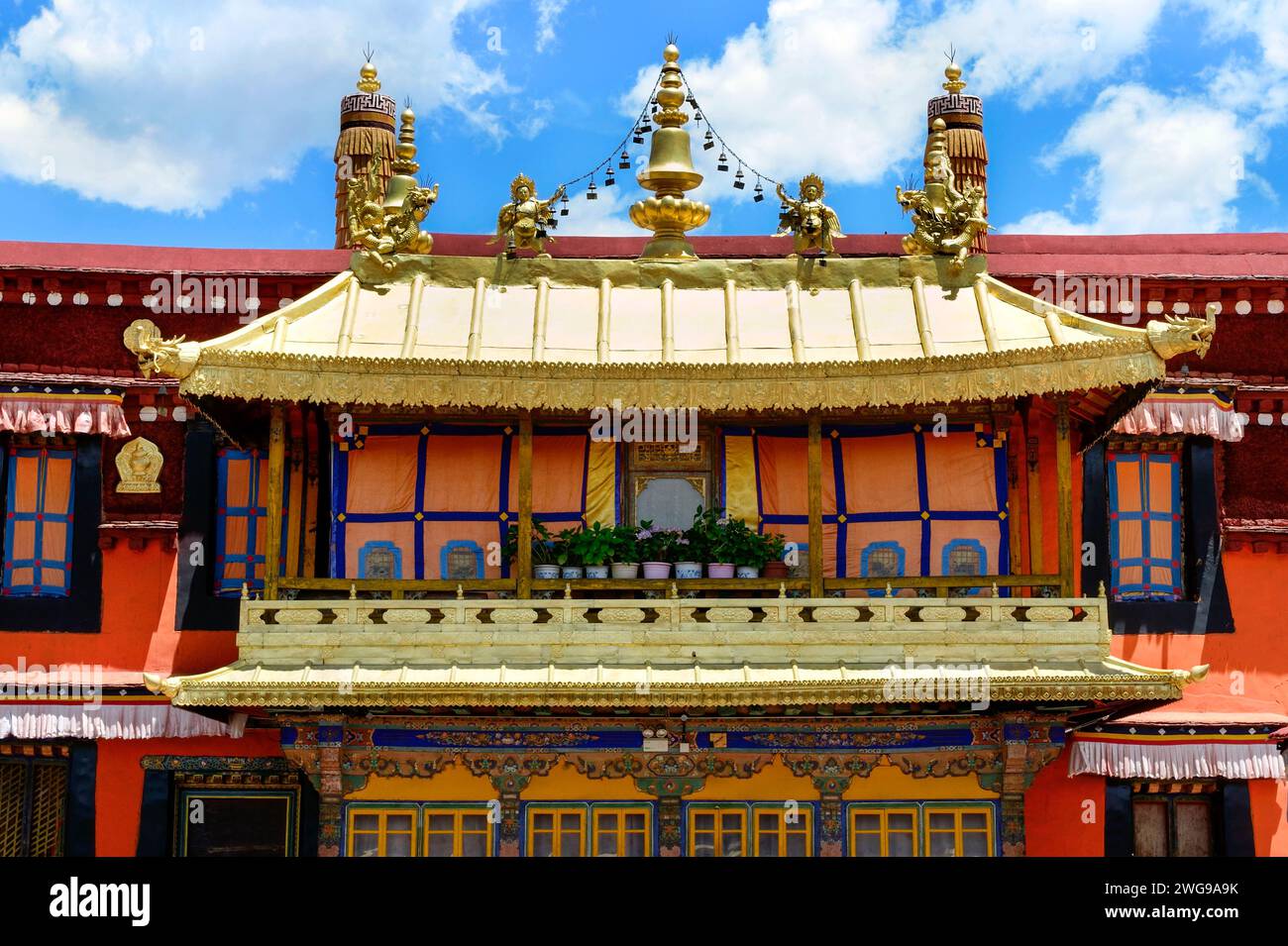 Tempel in Tibet sind gewöhnlich mit religiösen Symbolen und Holzschnitzereien verziert, oft mit goldenen Zierleisten und Wänden in hellen Farben bemalt. Stockfoto