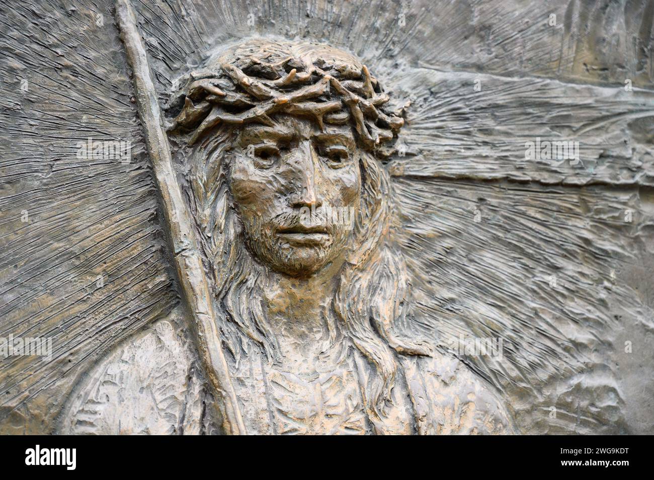 Das Tragen des Kreuzes – Viertes trauriges Geheimnis des Rosenkranzes. Eine Reliefskulptur auf dem Berg Podbrdo (der Hügel der Erscheinungen) in Medjugorje. Stockfoto