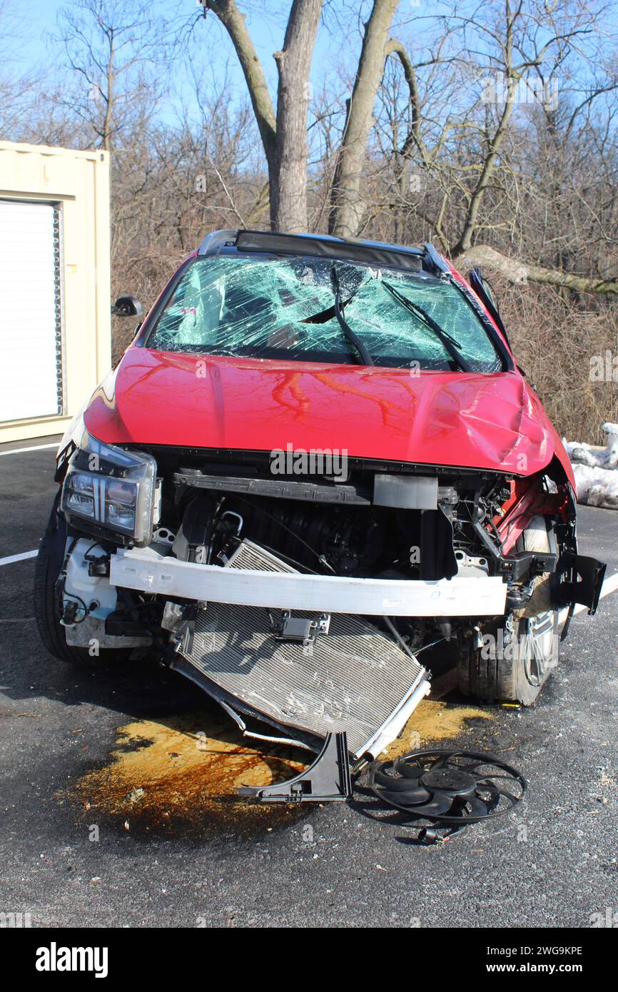 Roter SUV mit Totalverlust, hängender Kühler und fehlender vorderer Stoßfänger Stockfoto
