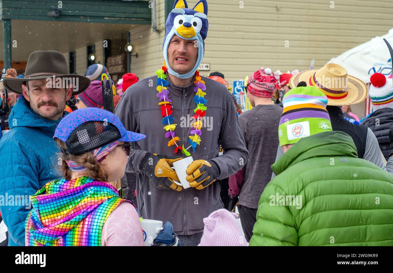 Crest Butte, Colorado, USA. Februar 2024. Der jährlich stattfindende Crested Butte Alley Loop nordic Marathon ist eine der berühmtesten Kostümpartys des Jahres. Crest Butte Nordic Center, Crest Butte, Colorado. (Foto: © Larry Clouse/Csm/Cal Sport Media). Quelle: Cal Sport Media/Alamy Live News Stockfoto