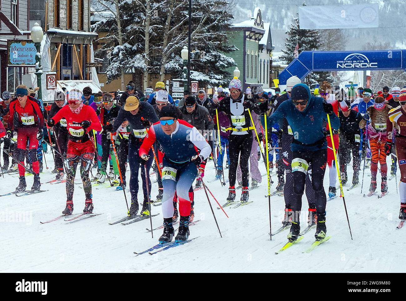 Crest Butte, Colorado, USA. Februar 2024. Nordic Racer verlassen die Startlinie des 38. Jährlichen Alley Loop Nordic Ski Events. Der jährlich stattfindende Crested Butte Alley Loop nordic Marathon ist eine der berühmtesten Kostümpartys des Jahres. Crest Butte Nordic Center, Crest Butte, Colorado. Quelle: Cal Sport Media/Alamy Live News Stockfoto