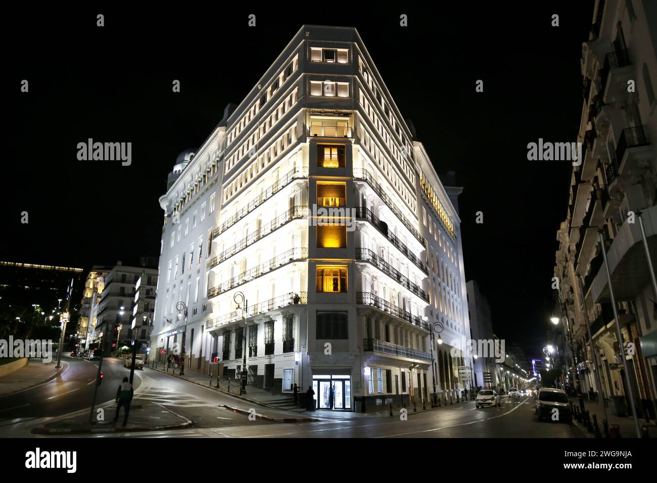 Algier. Februar 2024. Dieses Foto vom 3. Februar 2024 zeigt einen nächtlichen Blick auf das Stadtzentrum von Algier, die Hauptstadt Algeriens. Quelle: Xinhua/Alamy Live News Stockfoto