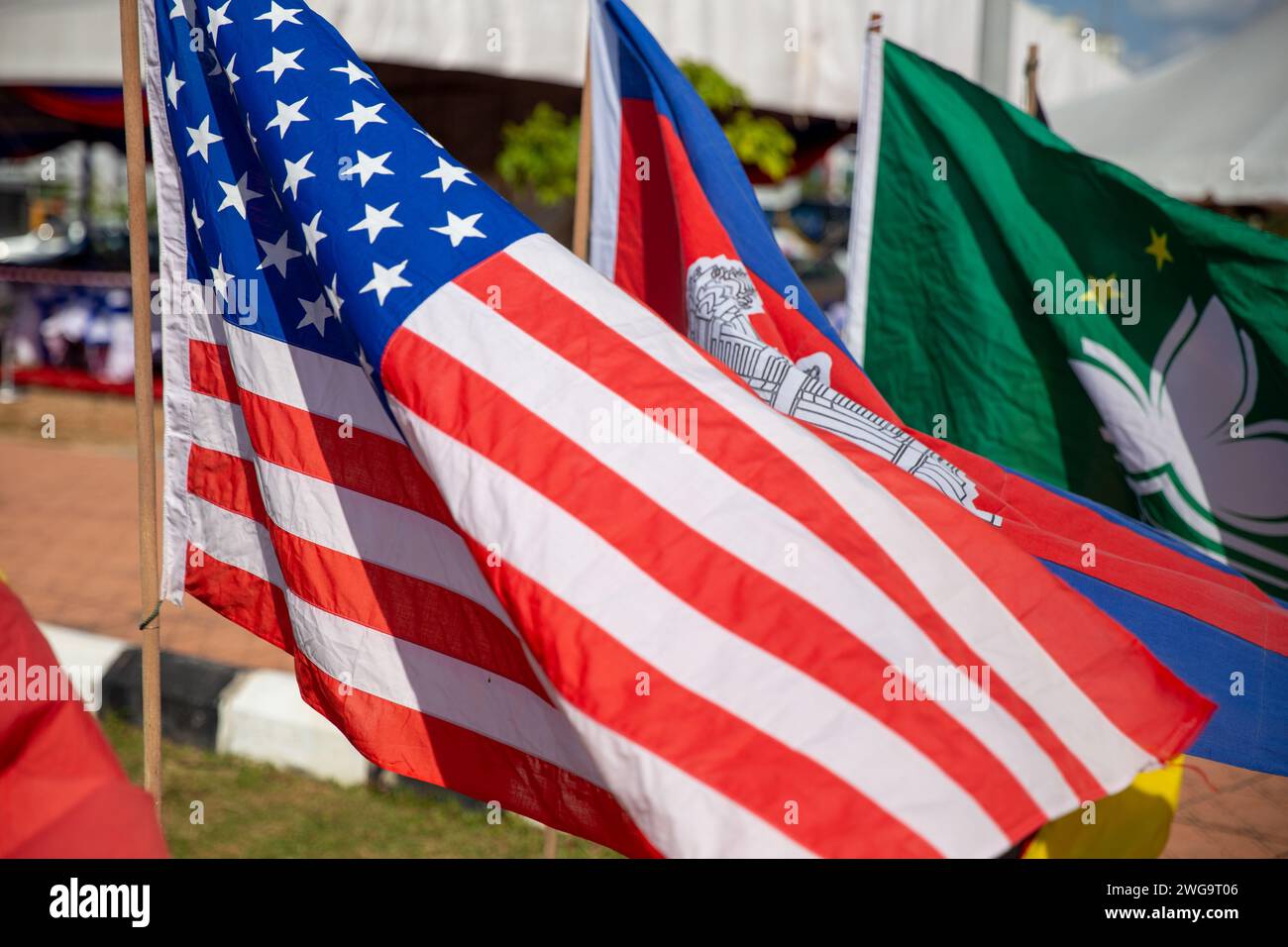 Flaggen der Vereinigten Staaten und der anderen Welt in einer Reihe Stockfoto
