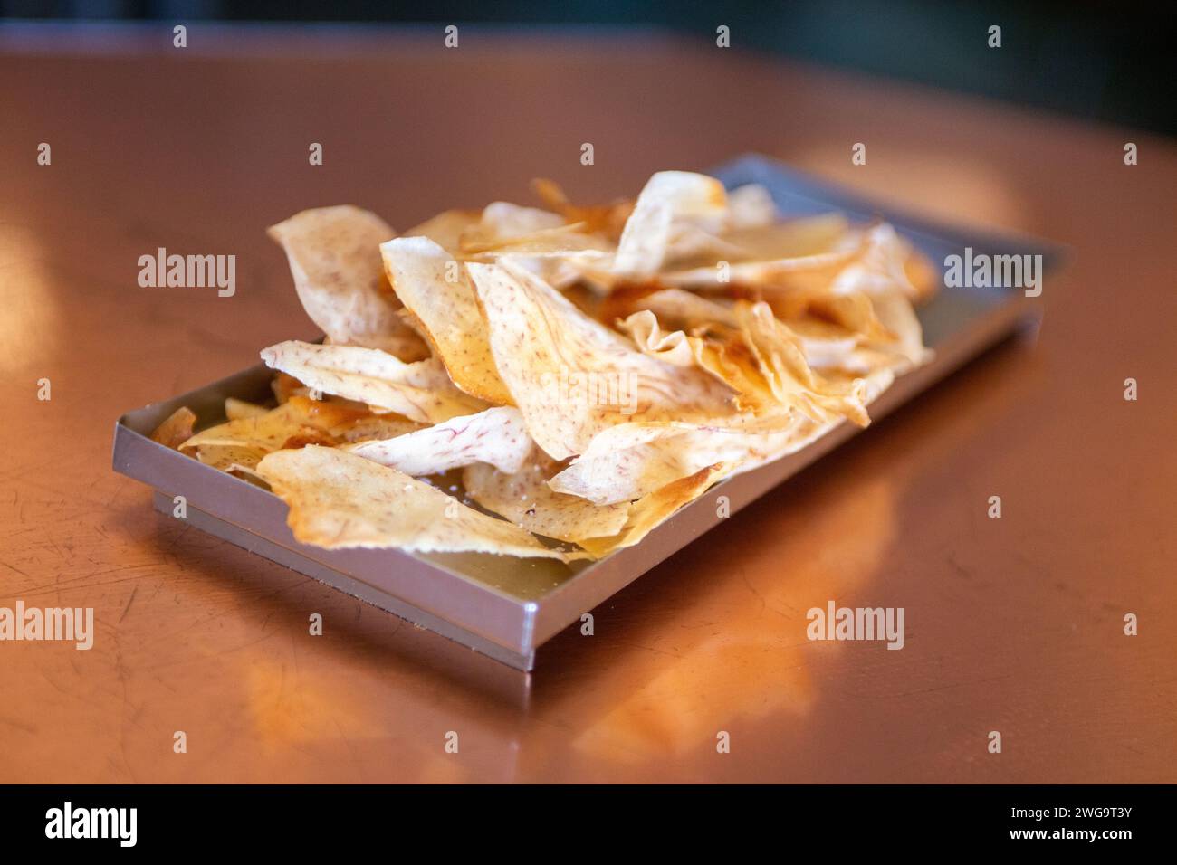 Taro-Chips, serviert auf einem Metalltablett Stockfoto