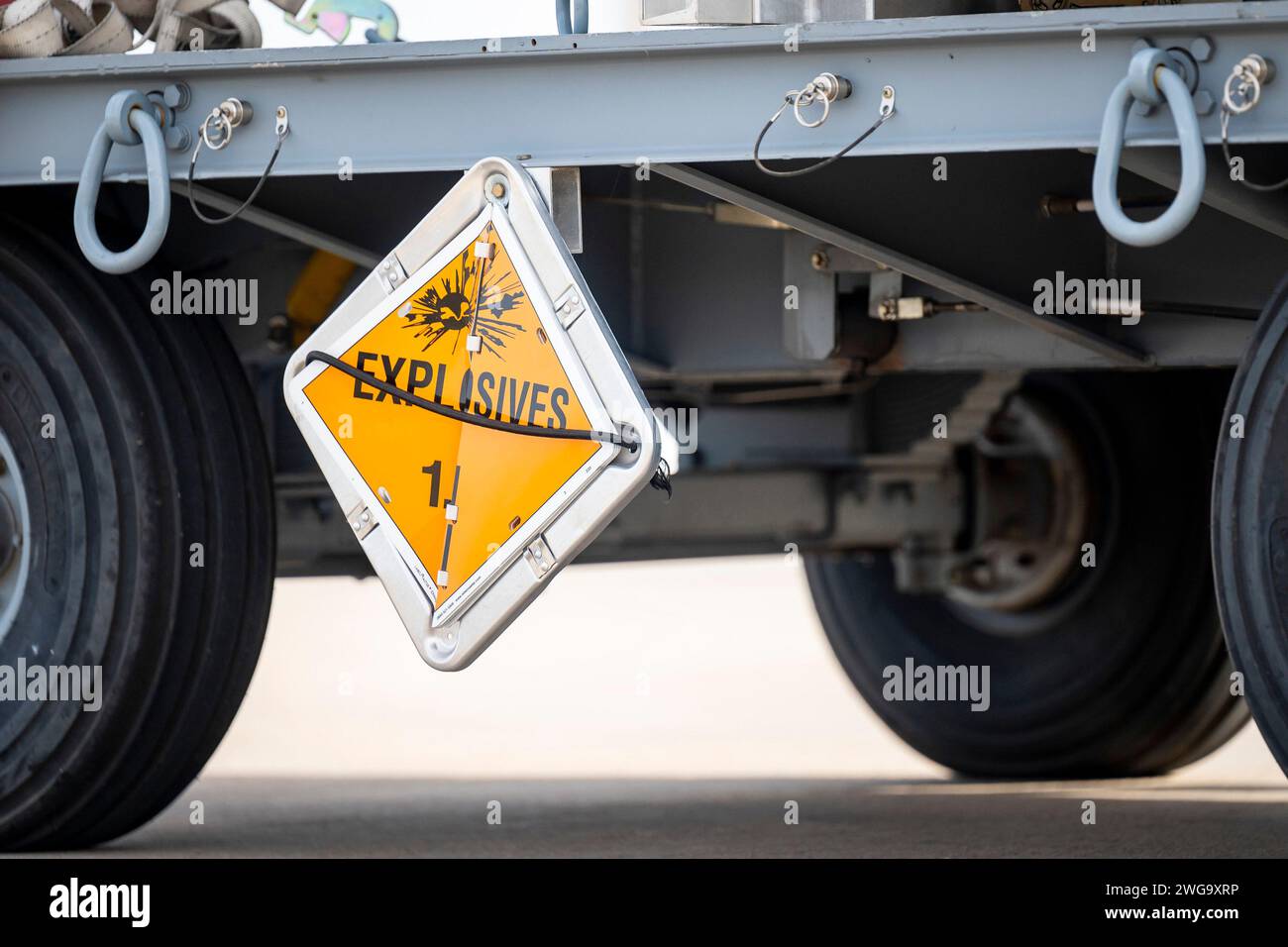 Abilene, Usa. Januar 31, 2024. Ein 1.1D-Sprengstoffschild für Massentzündungen ist auf einem Anhänger mit Munition angebracht, bevor es am 31. Januar 2024 auf der Fluglinie auf der Dyess Air Force Base, Texas, transportiert wird. Am 2. Februar trafen die US-Streitkräfte mehr als 85 Ziele, wobei zahlreiche Flugzeuge, darunter B-1B Langstreckenbomber, über 125 Präzisionsmunition eingesetzt wurden. Foto: Senior Airman Leon Redfern/USA Air Force/UPI Credit: UPI/Alamy Live News Stockfoto