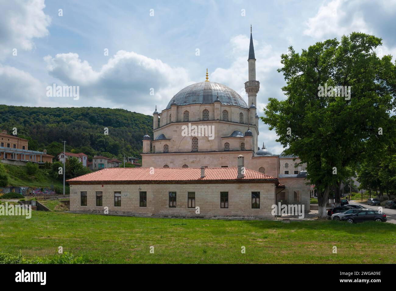 Moschee mit Kuppel und Minarett, davor ein Parkplatz mit Autos und einem Hügel im Hintergrund, Tombul Moschee, Sherif Halil Pascha Moschee, Serif Halil Stockfoto