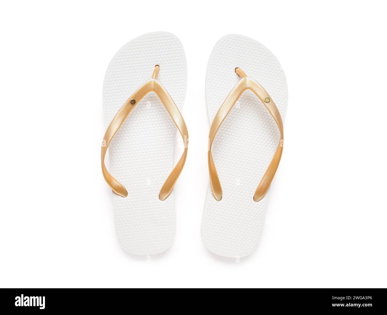 Beigefarbene weibliche Flipflops auf weißem Hintergrund Stockfoto