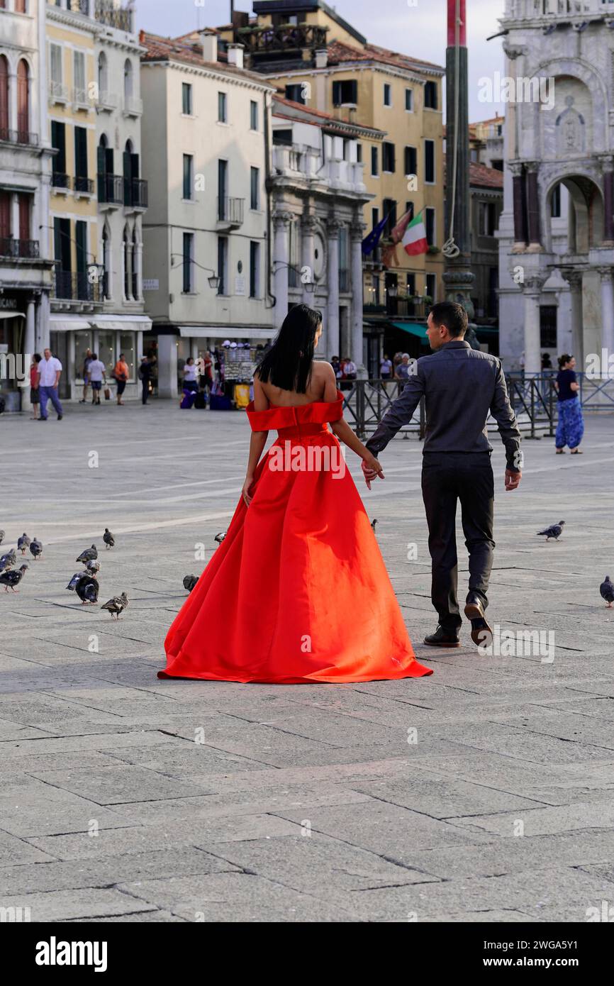 Hochzeit, Brautpaar unterwegs am Markusplatz, Venedig, Venetien, Italien Stockfoto