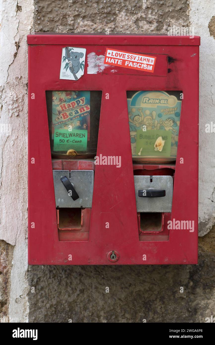 Kaugummiautomat aus den 1950er Jahren, Bayern, Deutschland Stockfoto