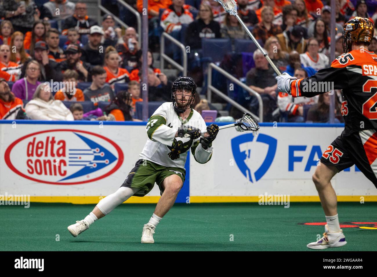 3. Februar 2024: Rochester Knighthawks Verteidiger Tyler Halls (27) spielt im vierten Quartal gegen die Buffalo Bandits. Die Buffalo Bandits veranstalteten die Rochester Knighthawks in einem Spiel der National Lacrosse League im KeyBank Center in Buffalo, New York. (Jonathan Tenca/CSM) Stockfoto