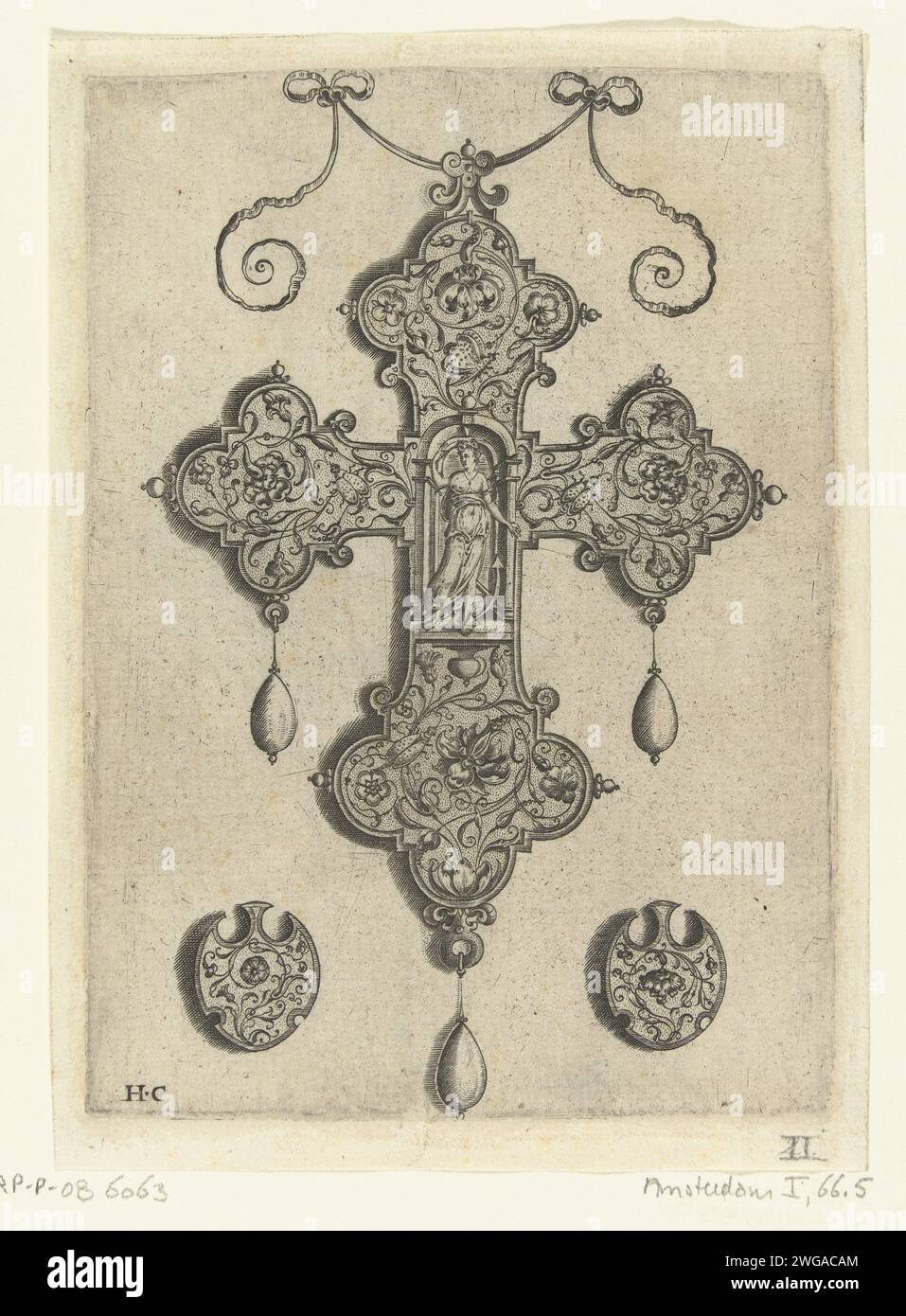 Vorderseite eines kreuzförmigen Anhängers, mit spes in Nische, ca. 1585 - vor 1599 gedruckt Vorderseite eines kreuzförmigen Anhängers. In der Mitte eine halbrunde Nische, in der Spes mit Anker steht. Unten links und unten rechts ein fast rundes Kostümschmuck. Eine von 6 Klingen aus einer Serie von 10 Blättern mit Anhängern. An jedem Anhänger hängen drei Perlen. Außerdem zwei oder vier kleine Kostümschmuck auf jedem Blatt. Niederlande (möglicherweise) Papierstich Hope, 'Spes'; 'Speranza divina e certa' (Ripa)  eine der drei theologischen Tugenden. Anhänger, Schmuckstück, „Breloque“ Stockfoto