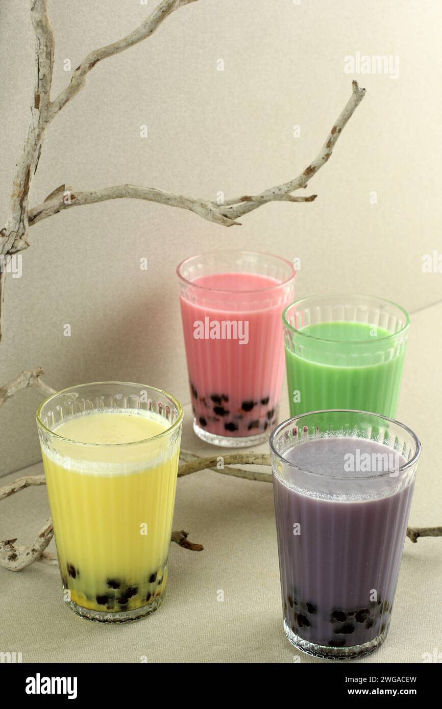 Verschiedene Milk Bubble Boba Pearl Tea in großen Gläsern, Erdbeere, Taro, Greean Tea und Käse Stockfoto
