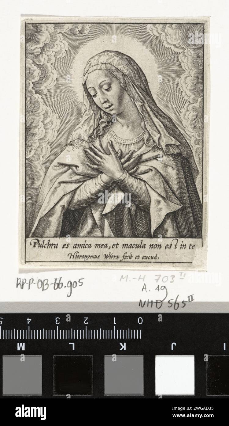 Jungfrau Maria, Hieronymus Wierix, 1563 – vor 1619 gedruckt die Jungfrau Maria, ihre Hände kreuzten sich frommen vor ihrer Brust. Am Rand eine Beschriftung in lateinischer Sprache. Antwerpener Papierstich Maria (ohne Christkind) Stockfoto