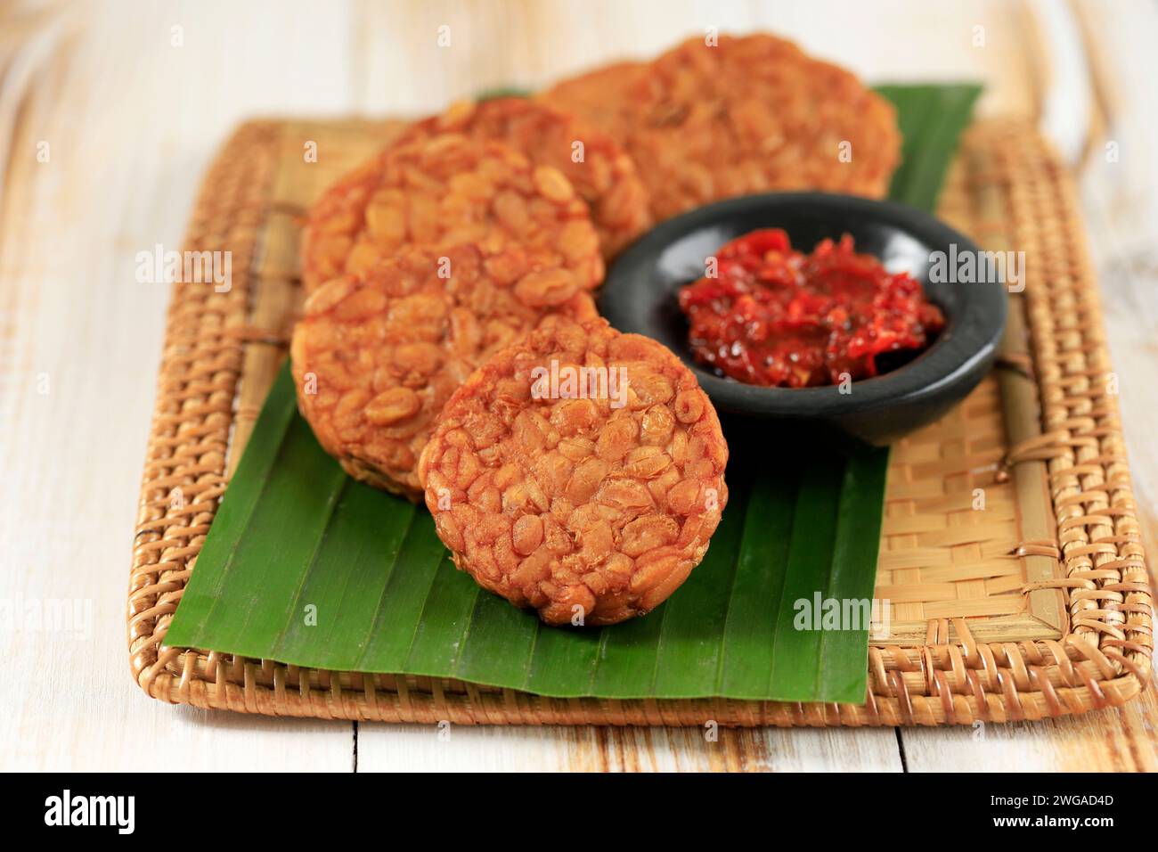 Rund gebratener Tempeh oder Tempe Goreng Bulat, in Scheiben gebratene, fermentierte Sojabohnen, beliebtes Beilagengericht in Indonesien Stockfoto