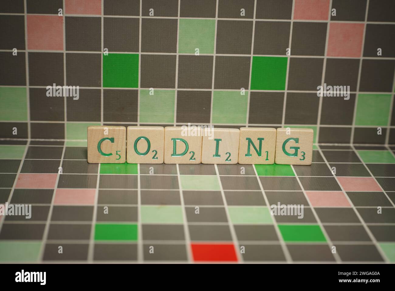 Holzfliese mit grünem Codierungstext auf blockiertem Hintergrund Stockfoto