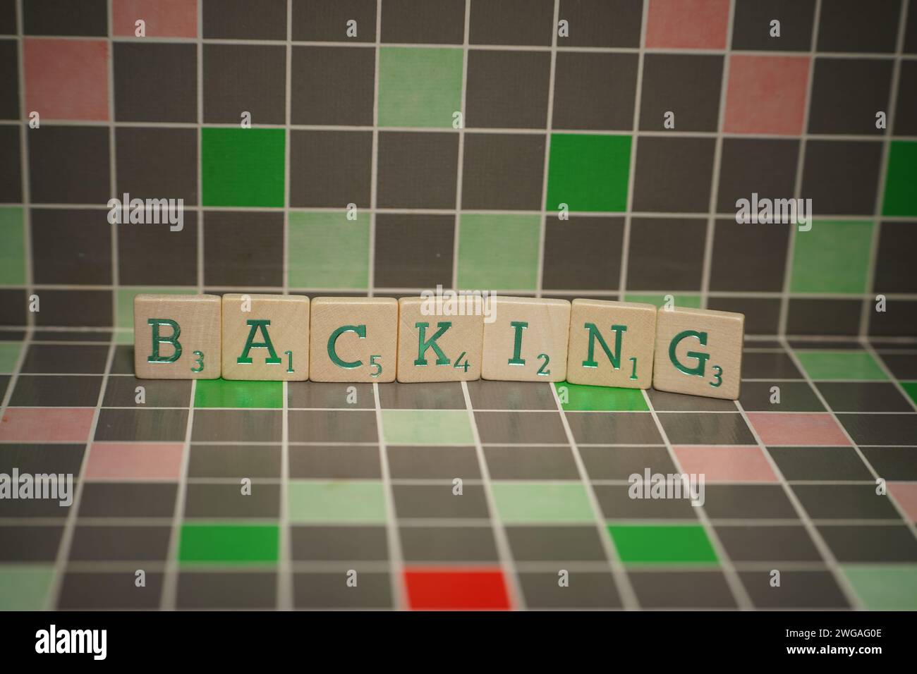 Holzfliese mit grünem Hintergrundtext auf blockiertem Hintergrund Stockfoto