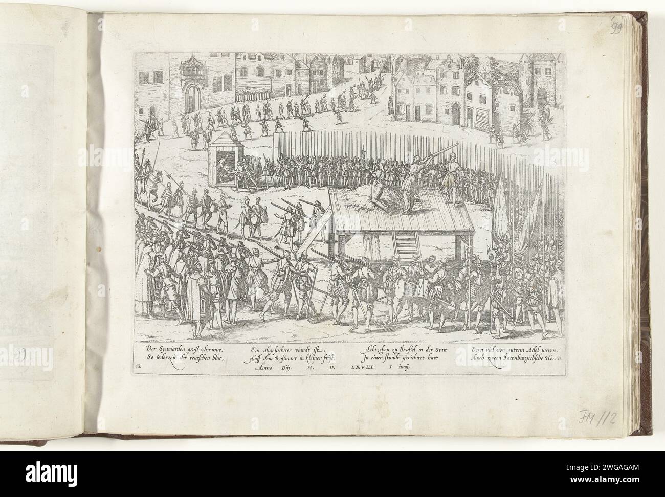 Achtzehn Adlige in Brüssel enthauptet, 1568, 1568 – 1570 drucken die Enthauptung von achtzehn Adligen, darunter die beiden Brüder von Batenburg, auf einem Gerüst auf dem Paardenmarkt in Brüssel, 1. Juni 1568. Mit einer Unterschrift von 8 Zeilen auf Deutsch. Nummeriert: 12. Kölner Papierätzung auf das Gerüst oder den Hinrichtungsort Sandy Stockfoto