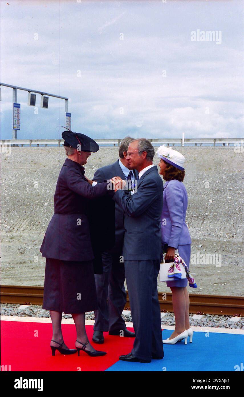 Peberholm /SCHWEDEN/DÄNEMARK. 1. Juli 2000   H.M die Königin Margrethe II. Und der Ehemann Prinz Henrik kamen von dänischer Seite und treffen sich auf der künstlichen Insel Peberholm in der Oresudnet Meerenge mit dem König Carl Gustaf und der Königin Sylvia von Schweden bei der offiziellen Eröffnung der Brücke Oresudnet zwischen Dänemark und Schweden und deren Kosten .2 Milliarden dkr. Stockfoto