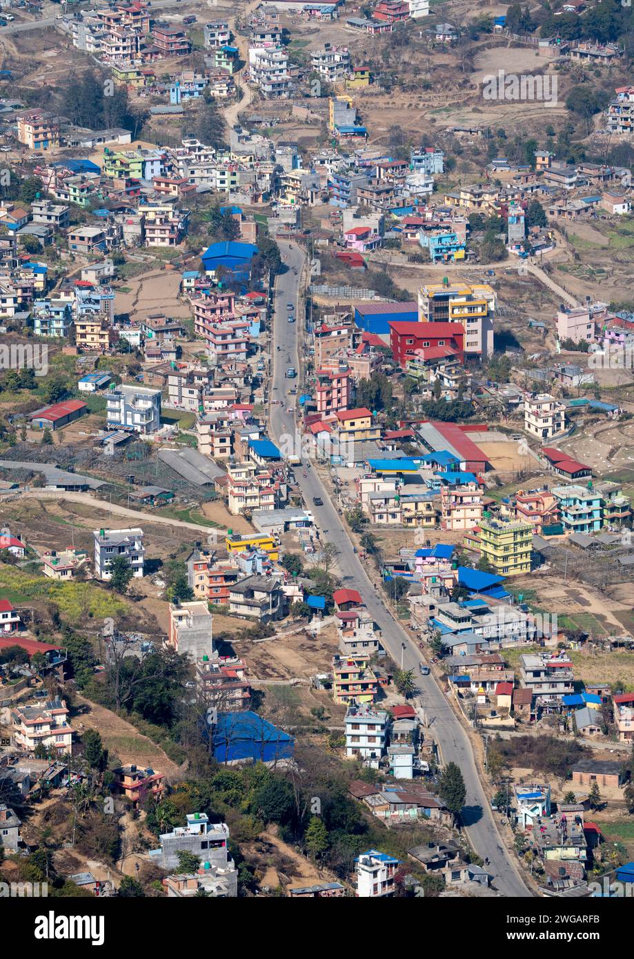 Ein Blick aus der Vogelperspektive auf eine geschäftige Stadtlandschaft mit Verkehr auf den Straßen in Kathmandu, Nepal. Stockfoto