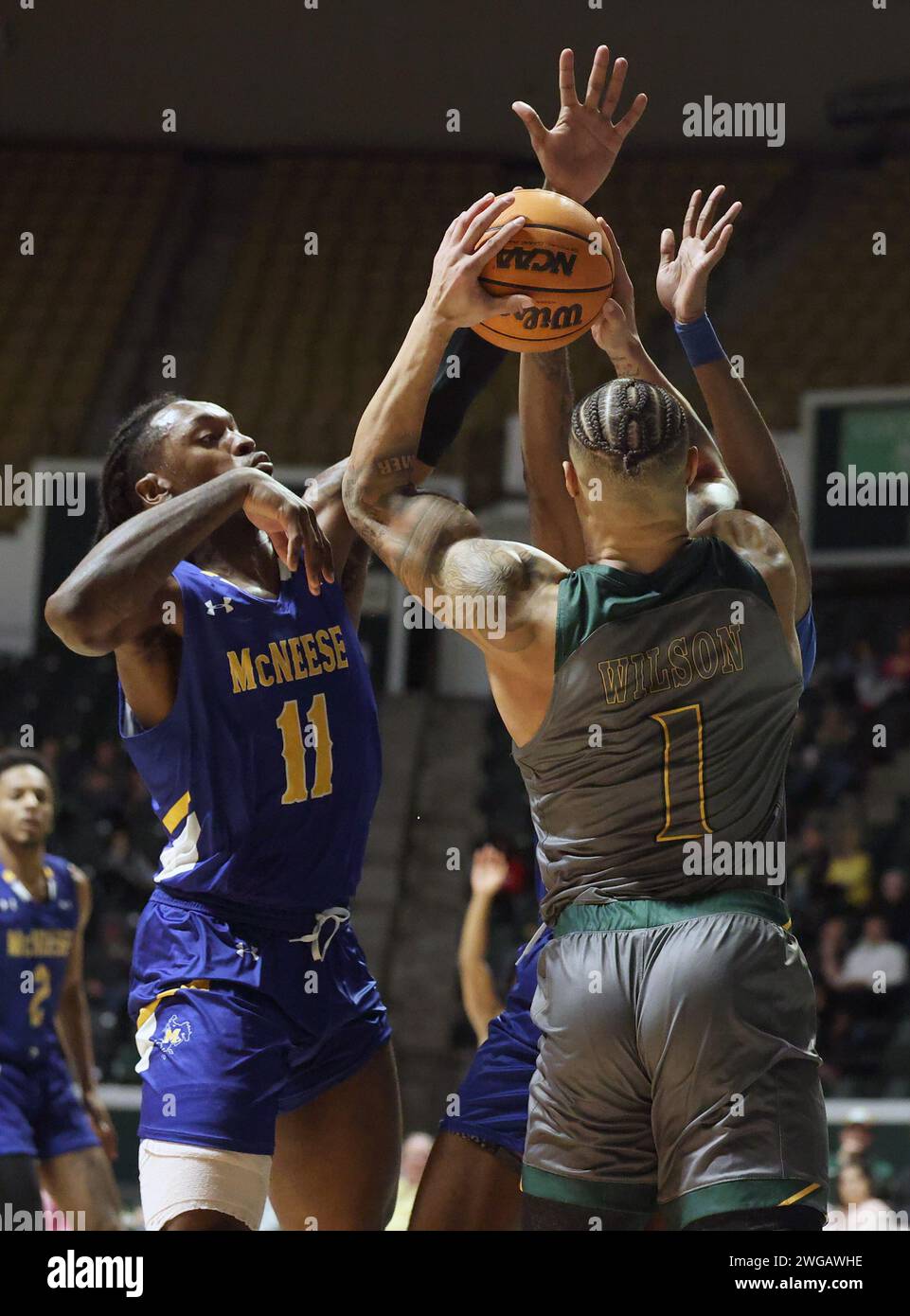 Hammond, USA. Februar 2024. Avery Wilson (1) wird von McNeese State Cowboys CJ Felder (11) während eines Basketballspiels der Southland Conference im University Center in Hammond, Louisiana am Samstag, den 3. Februar 2024 verteidigt. (Foto: Peter G. Forest/SIPA USA) Credit: SIPA USA/Alamy Live News Stockfoto