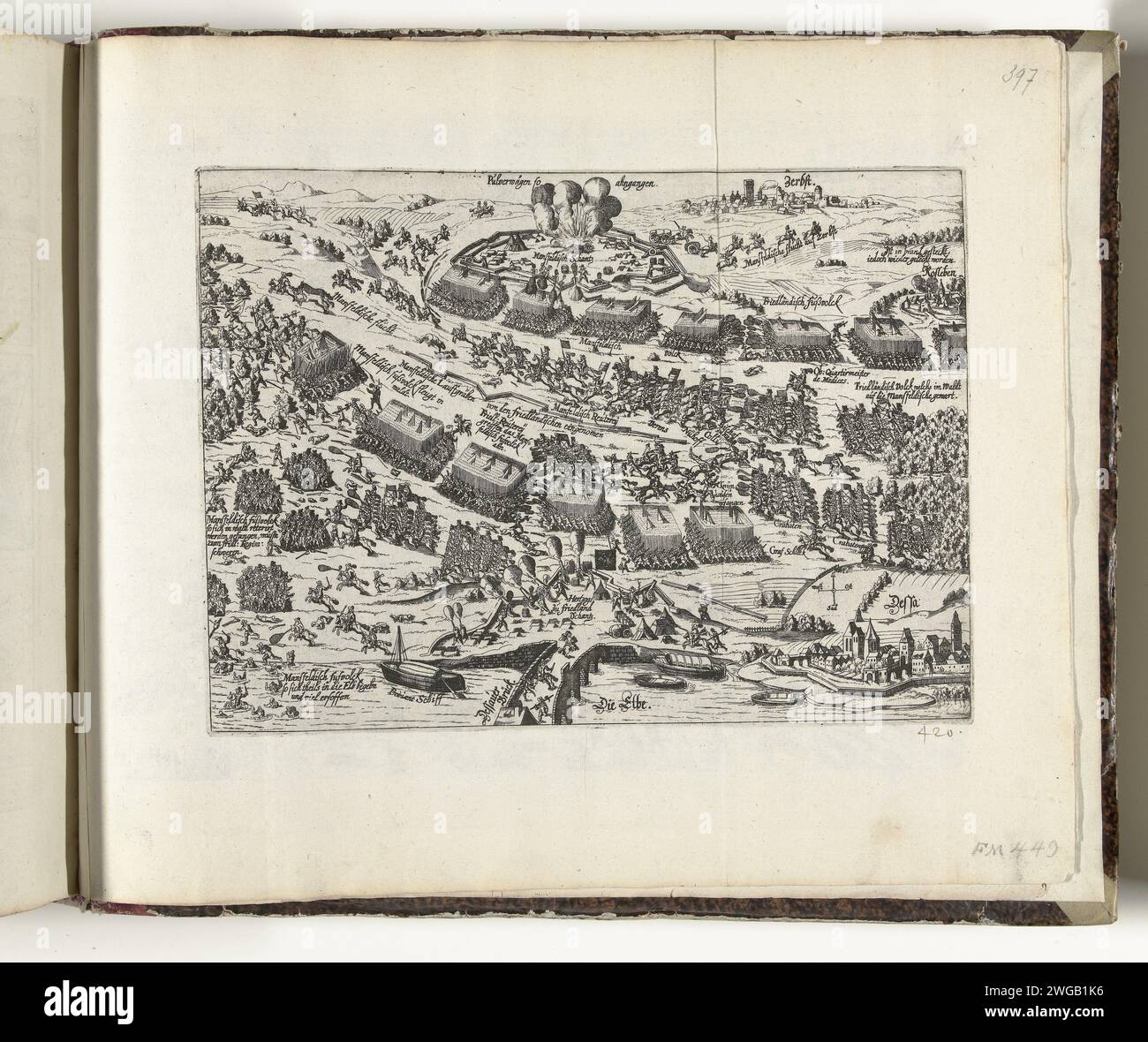 Schlacht bei Dessau, 1626, 1626 – 1628 Druck Schlacht bei Dessau, an der Dessauer Brücke, 25. April 1626, in der das kaiserliche Heer unter Wallenstein einen erdrückenden Sieg über die Truppen unter dem Grafen von Mansfeld erringen kann. Ohne Bildunterschrift. Unten rechts mit Stift mit der Nummer 420. Der Ausdruck ist Teil eines Albums. Kölner Papierkampf, Kampf im Allgemeinen Dessau Stockfoto