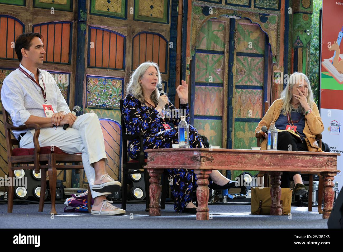 Jaipur, Indien. Februar 2024. Josephine Quinn und Peter Frankopan unterhalten sich mit Mary Beard auf einer Session während des Jaipur Literature Festival 2024 in Jaipur, Rajasthan, Indien, am 3. Februar 2024. (Foto: Vishal Bhatnagar/NurPhoto) Credit: NurPhoto SRL/Alamy Live News Stockfoto