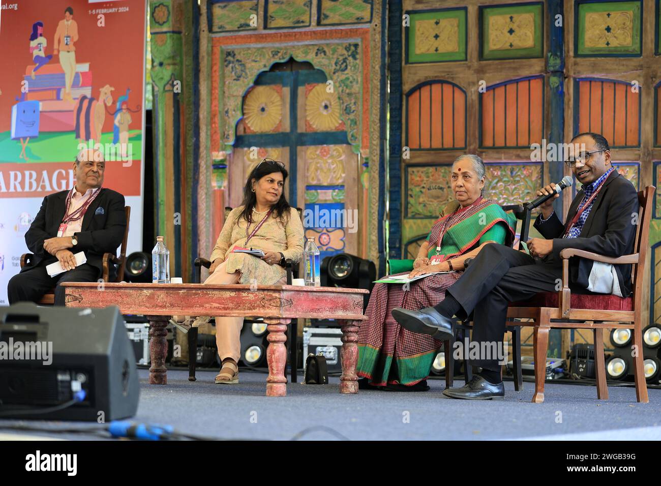 Jaipur, Indien. Februar 2024. Navin Chawla, Geeta Luthra und Margaret Alva unterhalten sich mit Varghese K. George bei einer Session während des Jaipur Literature Festival 2024 in Jaipur, Rajasthan, Indien, am 3. Februar 2024. (Foto: Vishal Bhatnagar/NurPhoto) Credit: NurPhoto SRL/Alamy Live News Stockfoto