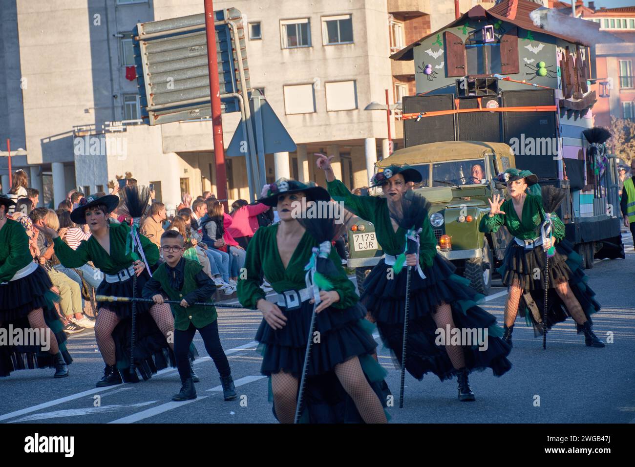 BAIONA, PONTEVEDRA, SPANIEN; 3. Februar 2024: Truppenparade im frühen Karneval des Stadtrates von Baiona Stockfoto