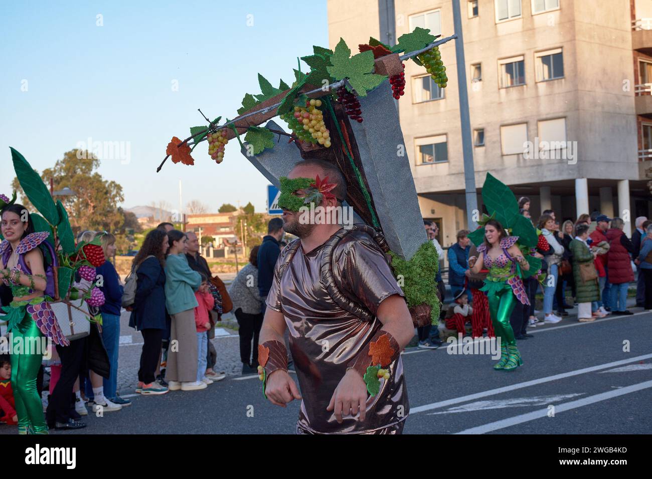 BAIONA, PONTEVEDRA, SPANIEN; 3. Februar 2024: Truppenparade im frühen Karneval des Stadtrates von Baiona Stockfoto