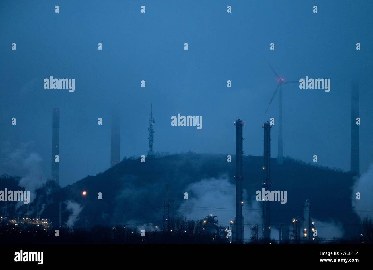 Gelsenkirchen, Deutschland. Februar 2024. Blick auf die Raffinerie der Ruhr Oel GmbH - BP Gelsenkirchen am frühen Morgen. BP betreibt eine komplexe Raffinerie und einen petrochemischen Standort in Gelsenkirchen Scholven. Quelle: Fabian Strauch/dpa/Alamy Live News Stockfoto