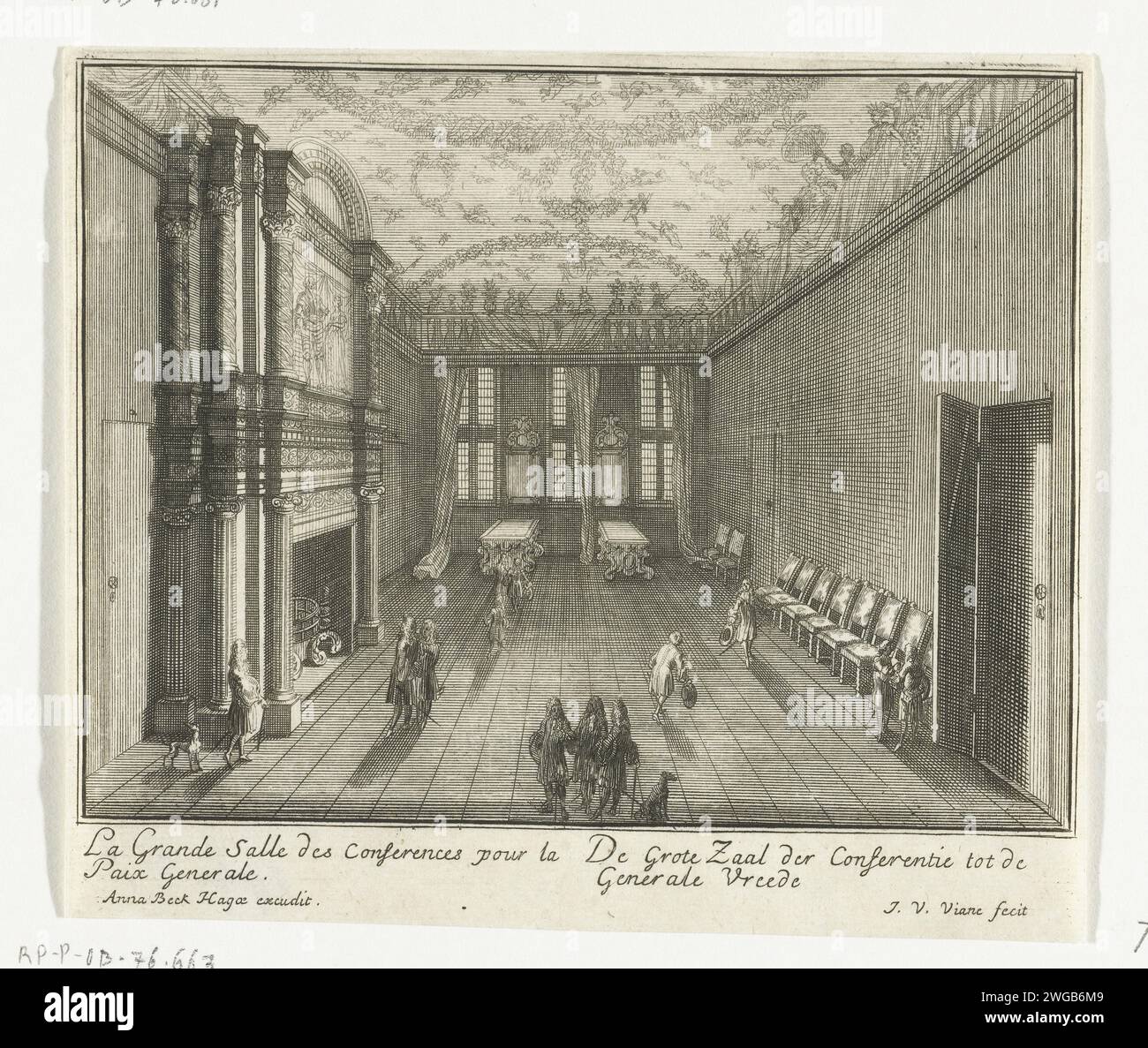 Der große Konferenzraum im Haus Ter Nieuburch in Rijswijk, 1697, 1697 drucken den großen Konferenzraum im Haus Ter Nieuburch in Rijswijk, mit einer Sitzreihe an der rechten Wand, einem großen Kamin auf der linken Seite. Die Decke ist mit Putten und Girlanden dekoriert. In der Bildunterschrift die beiden Titel auf Französisch und Niederländisch. Ein Teil der sechzehn kleineren Druckserie über das Ter Nieuburch-Haus in Rijswijk und die dort geführten Friedensverhandlungen, die zum Frieden von Rijswijk führten, wurde am 20. September 1697 geschlossen. Druckerei: Nördliche Niederlande: Der Haager Papierätzpalast Haus T Stockfoto