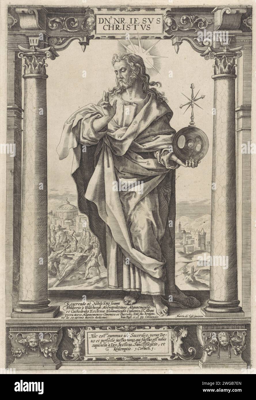 Christus segnen, anonym, nach Hieronymus Wierix, nach Jan Ditmaer, nach Maerten de Vos, 1580–1613 Druck Christus steht in einer architektonischen Begleitung zwischen zwei Säulen. Er hält einen reichen Apfel in der Hand, mit der anderen Hand macht er eine segnende Geste. Zu seinen Füßen ein Auftrag auf Latein. Im Hintergrund gibt es eine Kreuzigung. Im Kontext am Ende eines vierzeiligen Bibelziats aus 1 Cor. 1 auf Lateinisch. Nach dem Druck von: Antwerpen: Kölner Papierstich 'Salvator Mundi', mit einer Segensgeste; eine Kugel in der Hand oder zu seinen Füßen. Säule, Säule  Architektur. Der Cruc Stockfoto