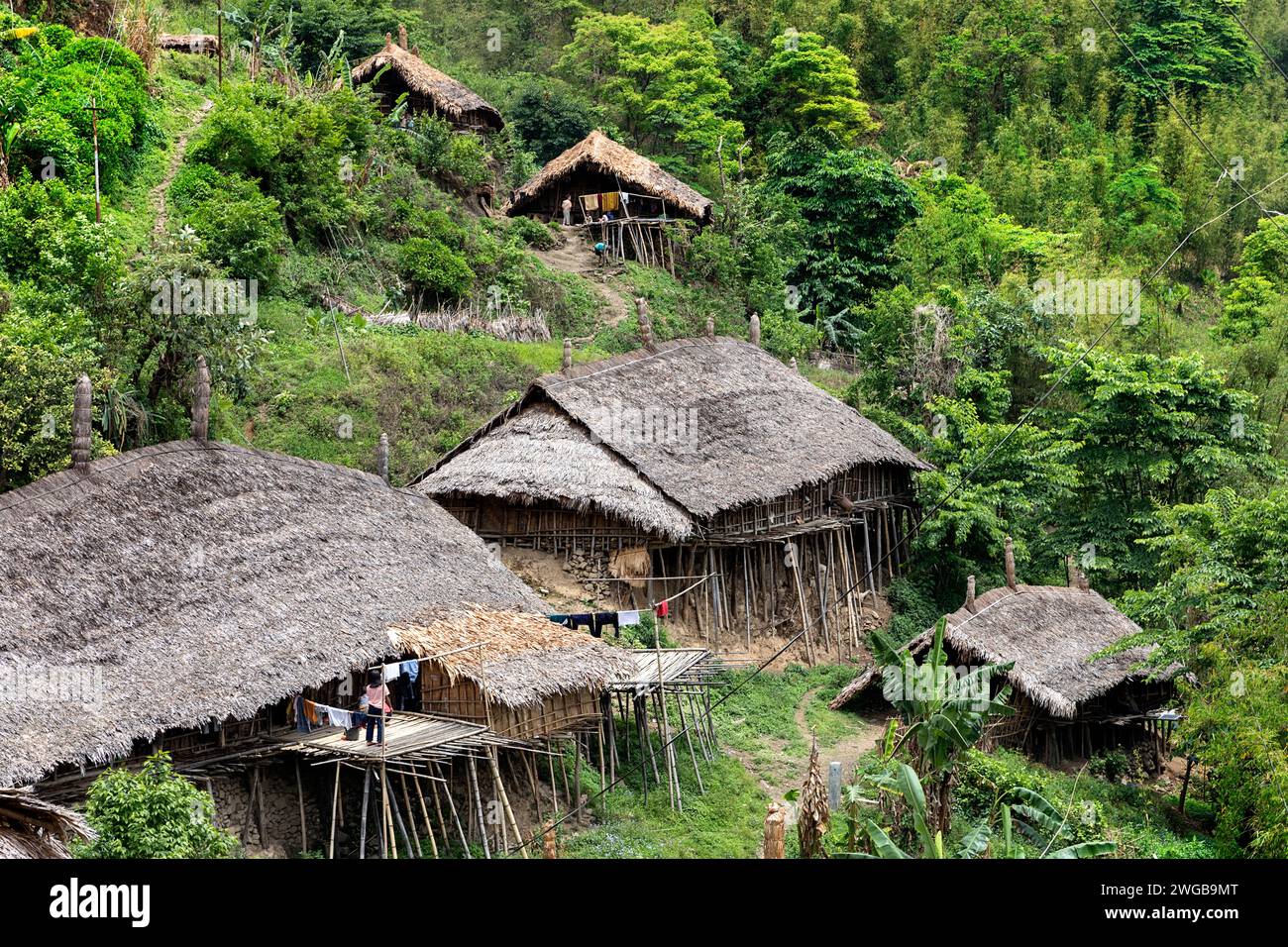 Traditionelle bambus Häuser in Bienenstockform mit Strohdächern im abgelegenen Dorf der Wancho-Stammes in Wakka in den Hügeln von Arunachal Pradesh, Indien. Stockfoto