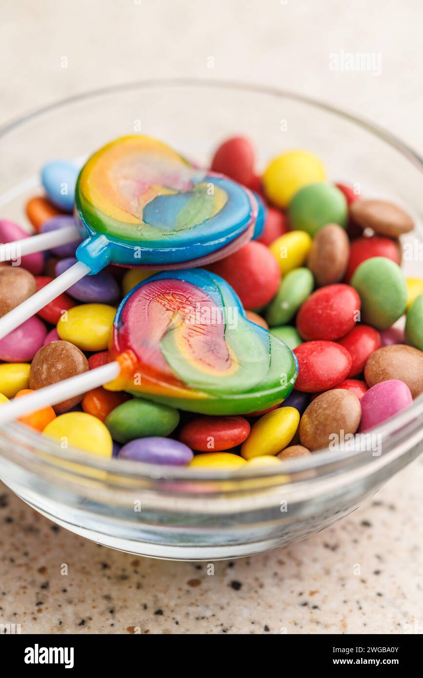 Bunte süße Bonbons und Lutscher. Die süßen Süßigkeiten. Stockfoto