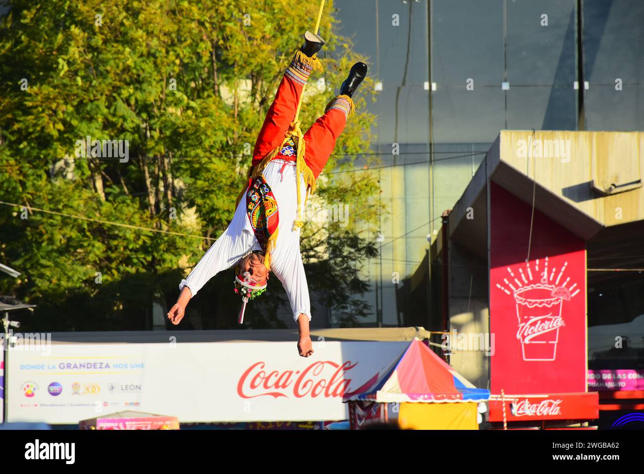 LEON, MEXIKO - 3. FEBRUAR. Voladores de Papantla - Papantla Flyers - Durchführung eines antiken Totonaca-Ritual von 600 v. Chr. an Göttern, um ein langes Leben, Wohlbefinden und Wohlstand zu erhalten, von El Tajin, Papantla, Veracruz, Mexiko während der Feria de Leon am Heritage Plaza am 3. Februar 2024 in Leon, Mexiko. (Quelle: JVMODEL/Alamy Live News Stockfoto