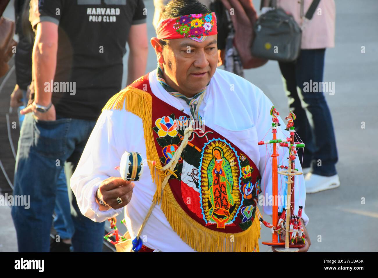 LEON, MEXIKO - 3. FEBRUAR. Voladores de Papantla - Papantla Flyers - Durchführung eines antiken Totonaca-Ritual von 600 v. Chr. an Göttern, um ein langes Leben, Wohlbefinden und Wohlstand zu erhalten, von El Tajin, Papantla, Veracruz, Mexiko während der Feria de Leon am Heritage Plaza am 3. Februar 2024 in Leon, Mexiko. (Quelle: JVMODEL/Alamy Live News Stockfoto