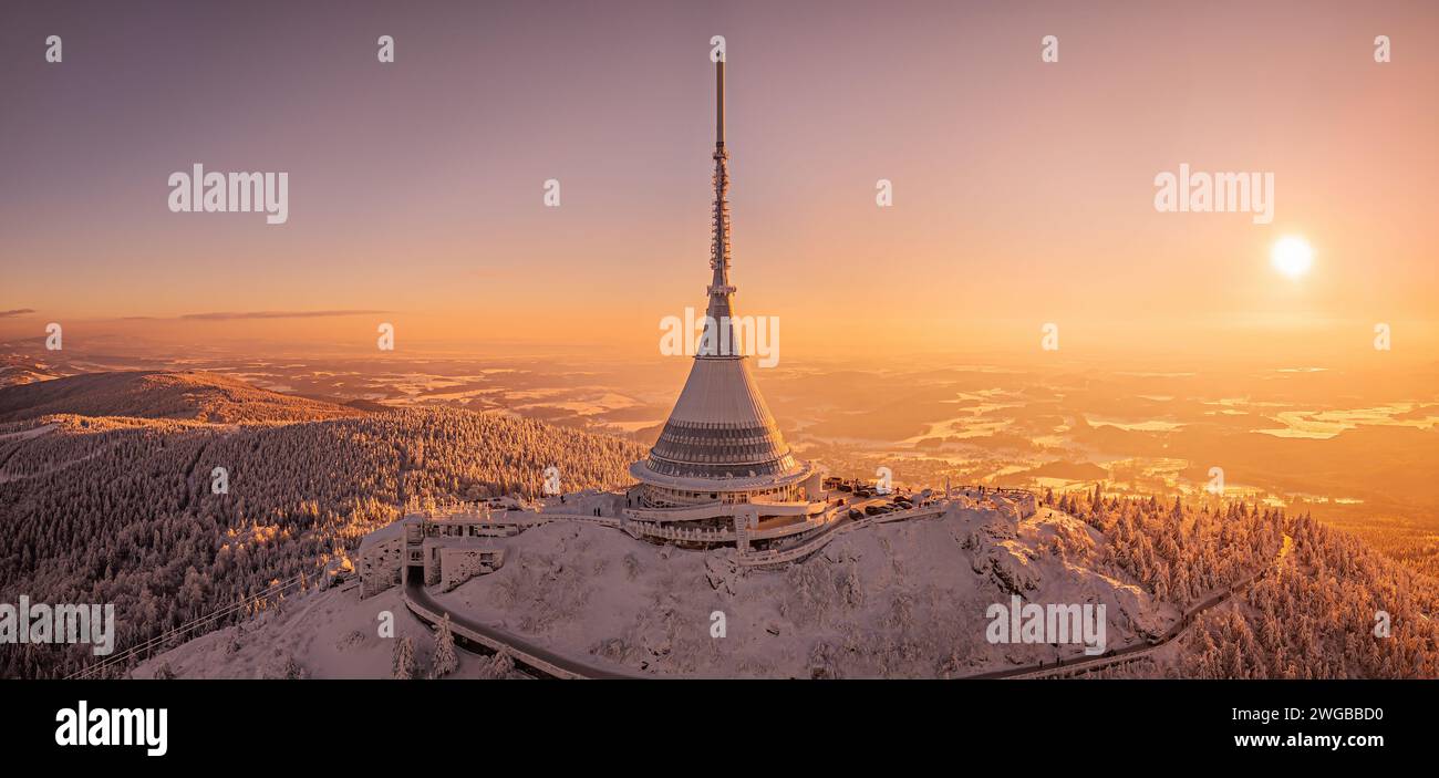 Jested Mountain mit modernem Hotel und TV-Sender auf der Spitze, Liberec, Tschechische Republik. In Wolken bauen. Luftaufnahme von der Drohne. Stockfoto