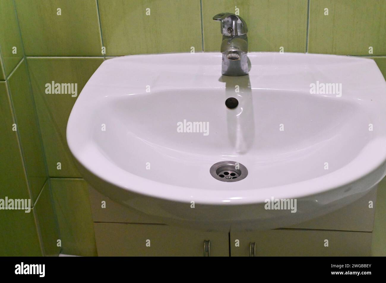 Waschbecken im Bad in Nahaufnahme. Ein Element des Innenraums Stockfoto