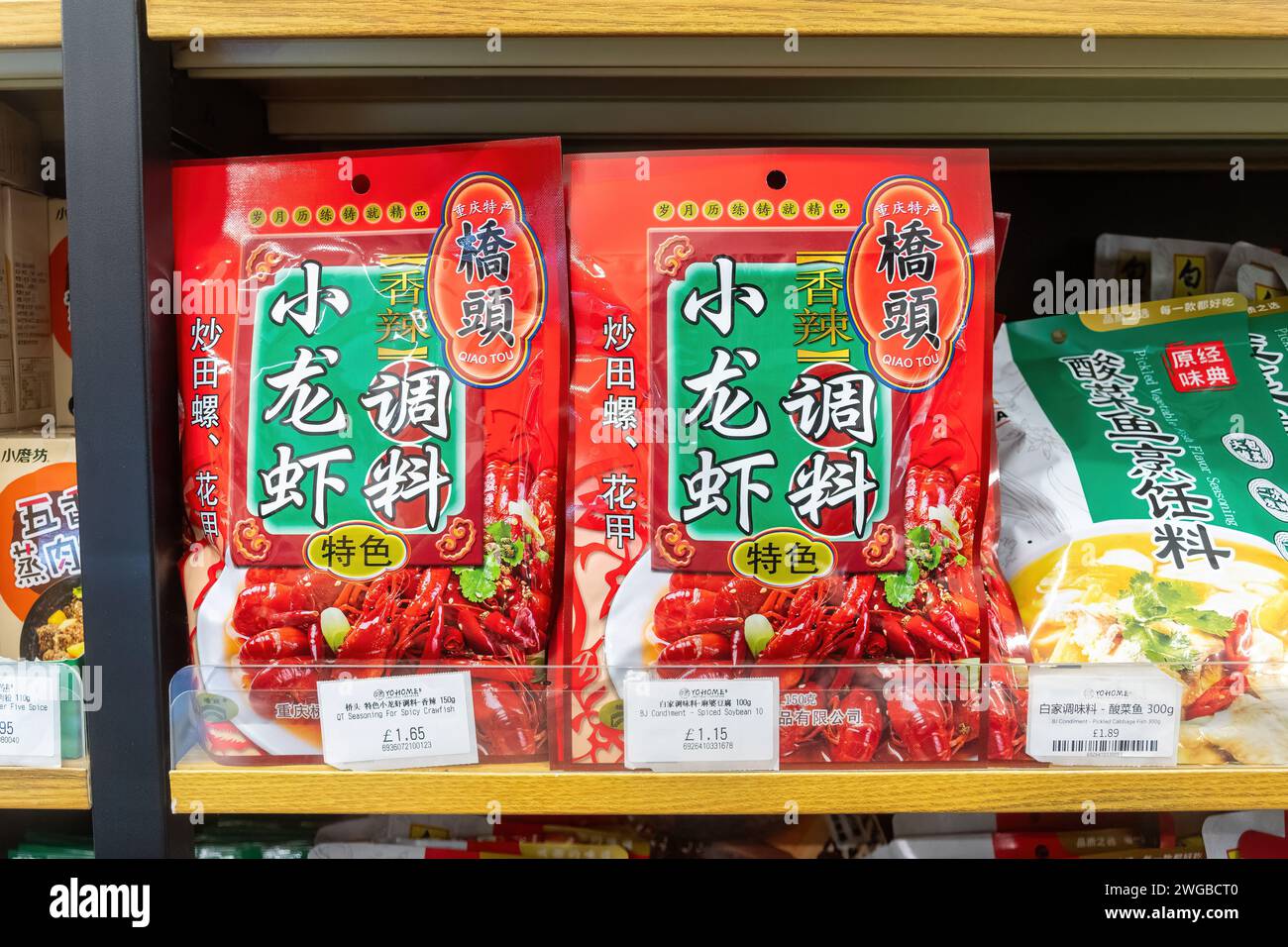 Asiatisch-chinesisches orientalisches Essen im Yohome Oriental Lifestyle in Supermarktregalen, London, England, Großbritannien Stockfoto