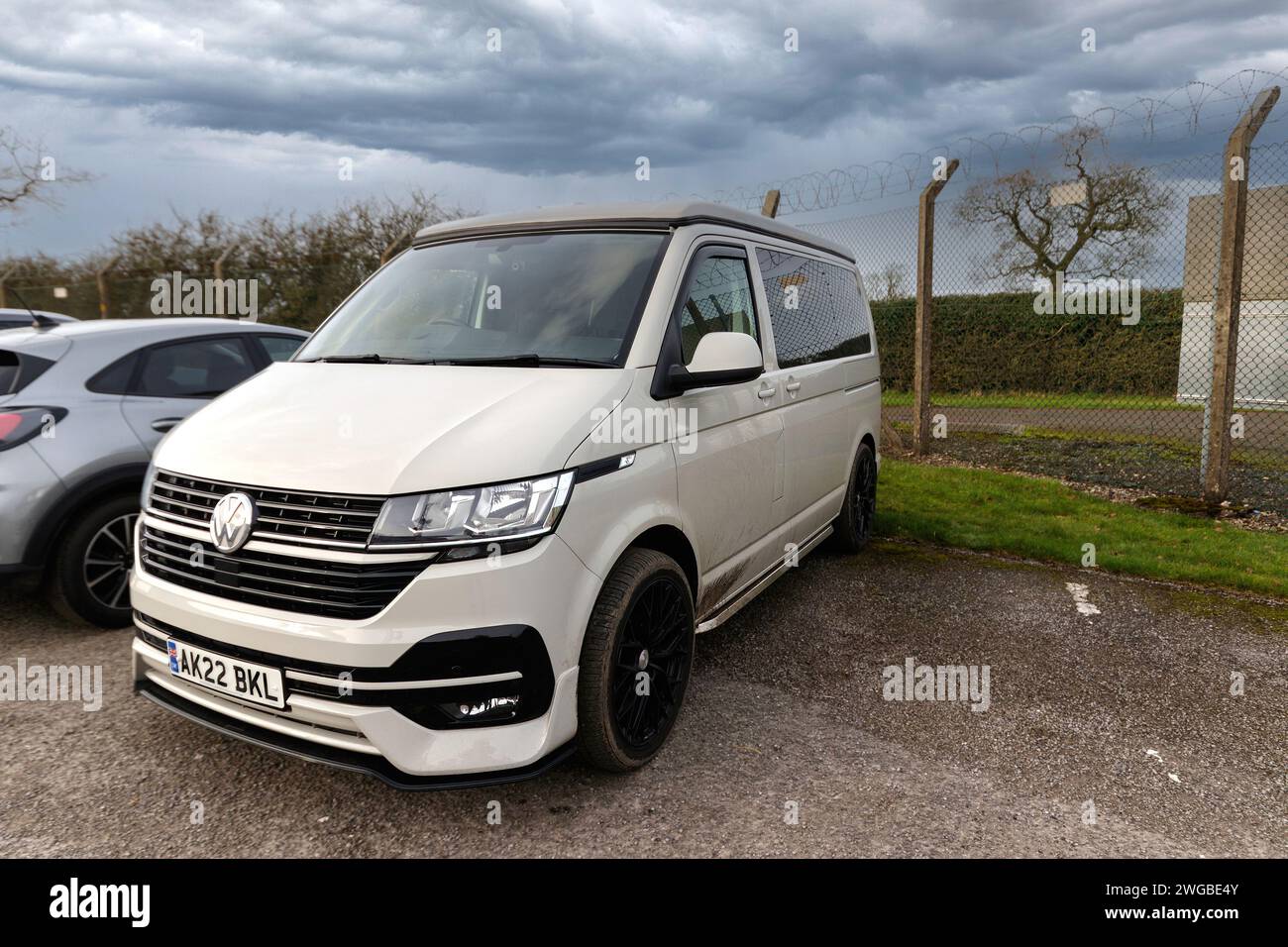 T6 T6.1 Volkswagen Wohnmobil in Ascot Grey mit hochklappbarem Dach Stockfoto