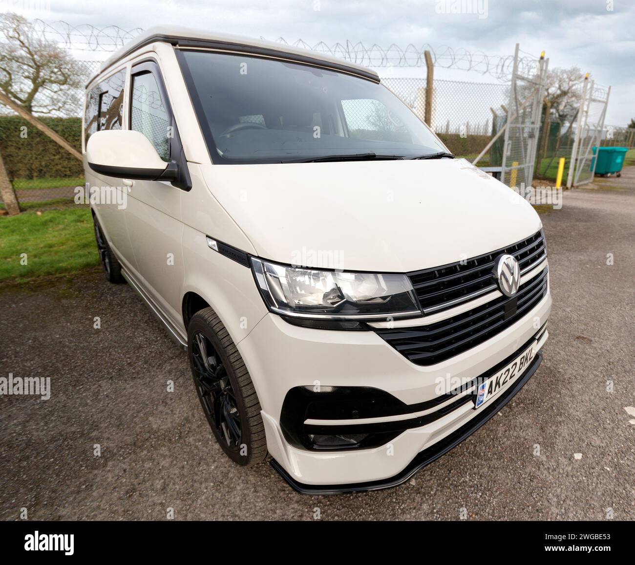 T6 T6.1 Volkswagen Wohnmobil in Ascot Grey mit hochklappbarem Dach Stockfoto