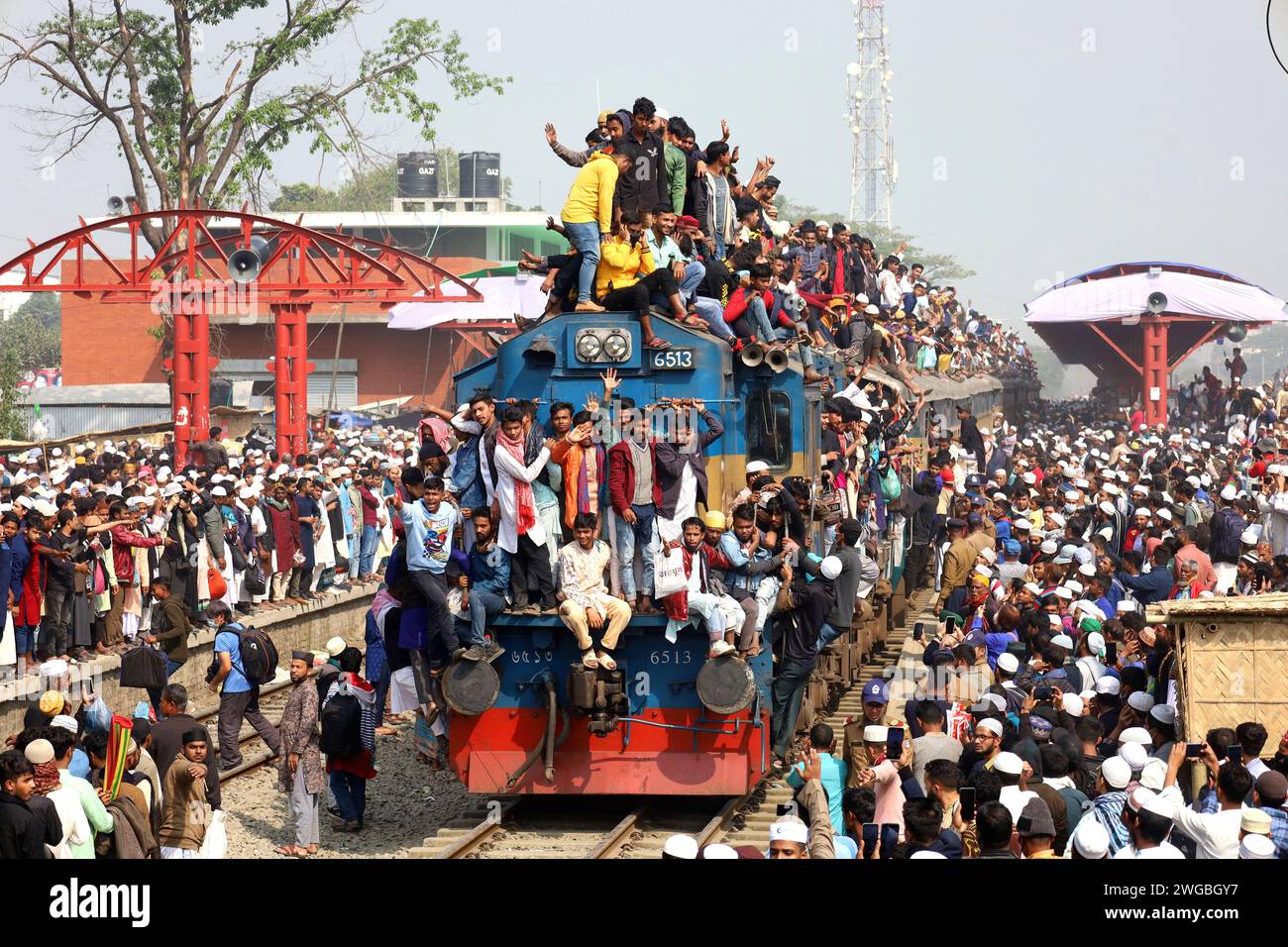 Tongi, Gazipur, Bangladesch. Februar 2024. Muslime kehren in einem überfüllten Zug nach Bishwa Ijtema am Bahnhof Tongi in Gazipur zurück. Bishwa Ijtema (Welt Ijtema) ist die zweitgrößte muslimische Versammlung der Welt. Jedes Jahr nehmen Millionen Menschen aus dem ganzen Land und dem Ausland an Ijtema Teil. Quelle: ZUMA Press, Inc./Alamy Live News Stockfoto