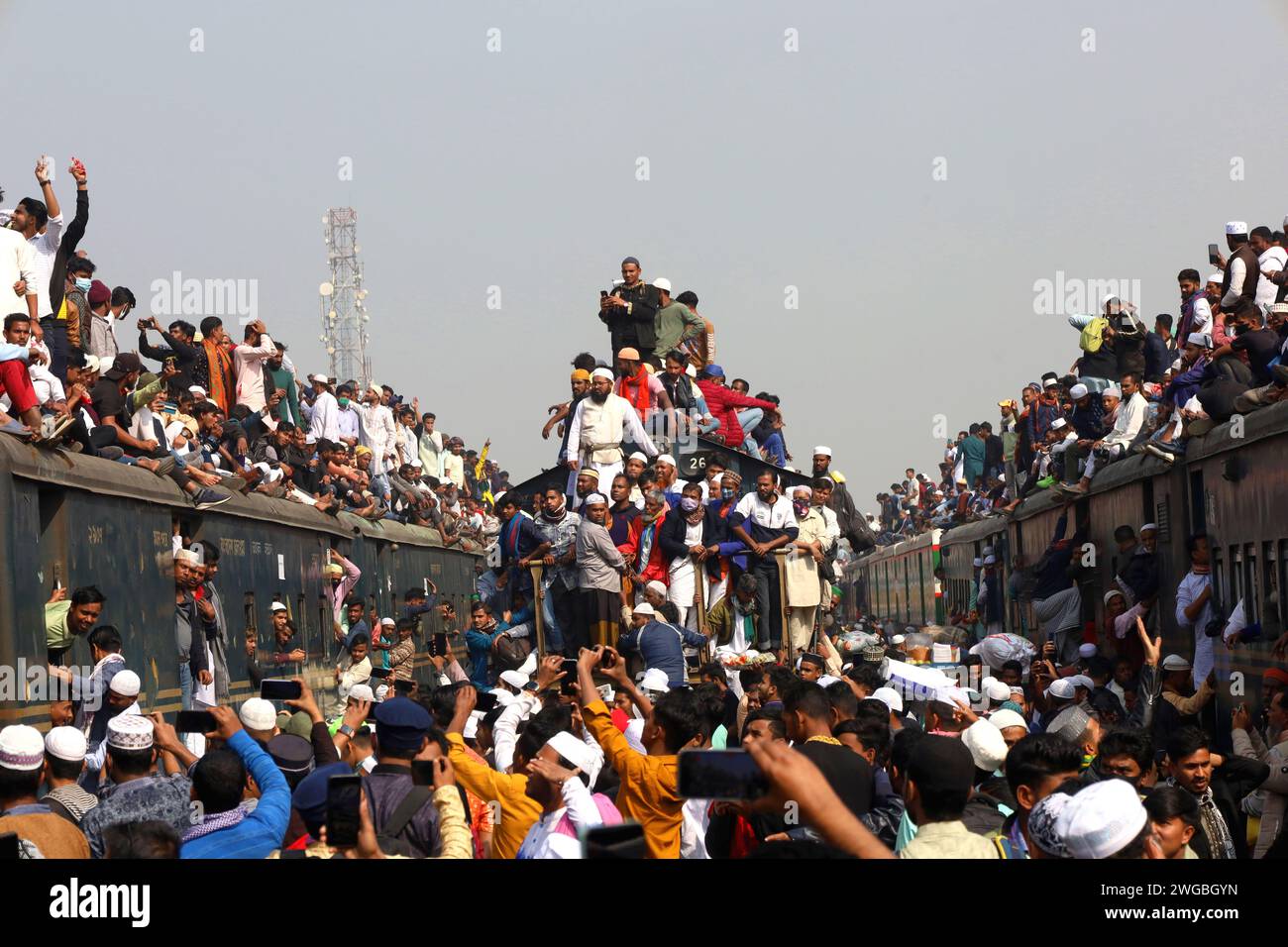 Tongi, Gazipur, Bangladesch. Februar 2024. Muslime kehren in einem überfüllten Zug nach Bishwa Ijtema am Bahnhof Tongi in Gazipur zurück. Bishwa Ijtema (Welt Ijtema) ist die zweitgrößte muslimische Versammlung der Welt. Jedes Jahr nehmen Millionen Menschen aus dem ganzen Land und dem Ausland an Ijtema Teil. Quelle: ZUMA Press, Inc./Alamy Live News Stockfoto