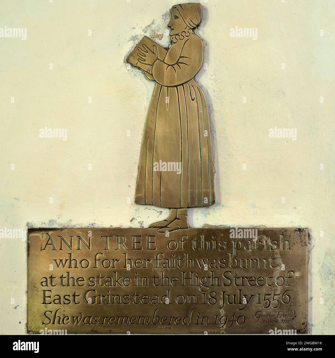 Modernes Denkmal für den protestantischen Märtyrer Ann Tree in der St. Margaret’s Church, West Hoathly, West Sussex, England. Ann Tree wurde 1556 während der Herrschaft von Königin Maria auf dem Scheiterhaufen verbrannt, weil sie sich weigerte, zu den Lehren Roms zurückzukehren. Stockfoto Modernes Denkmal für den protestantischen Märtyrer Ann Tree in der St. Margaret’s Church, West Hoathly, West Sussex, England. Ann Tree wurde 1556 während der Herrschaft von Königin Maria auf dem Scheiterhaufen verbrannt, weil sie sich weigerte, zu den Lehren Roms zurückzukehren. Stockfoto