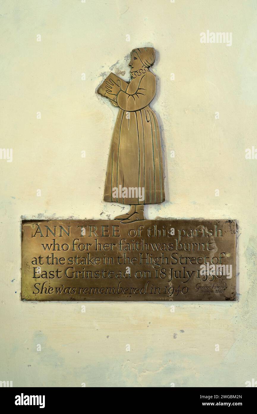 Protestantischer Märtyrer aus dem 16. Jahrhundert, Ann Tree, mit einer Bibel. Modernes Denkmal in der St. Margaret’s Church, West Hoathly, West Sussex, England. Ann Tree war einer von drei Märtyrern aus Sussex, die am selben Tag, dem 18. Juli 1556, während der Herrschaft der römisch-katholischen Tudor-Monarin Königin Mary, als Ketzer auf dem Scheiterhaufen verbrannt wurden. Stockfoto Protestantischer Märtyrer aus dem 16. Jahrhundert, Ann Tree, mit einer Bibel. Modernes Denkmal in der St. Margaret’s Church, West Hoathly, West Sussex, England. Ann Tree war einer von drei Märtyrern aus Sussex, die am selben Tag, dem 18. Juli 1556, während der Herrschaft der römisch-katholischen Tudor-Monarin Königin Mary, als Ketzer auf dem Scheiterhaufen verbrannt wurden. Stockfoto