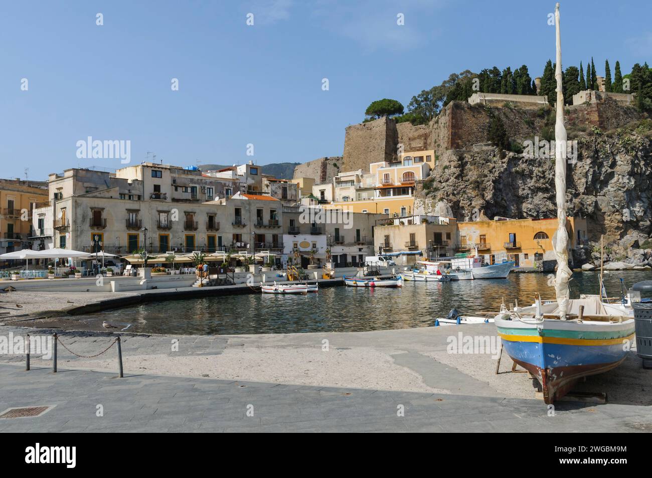 Die Stadt Lipari mit der Marina Corta, einer der Äolischen Inseln, Italien. Stockfoto