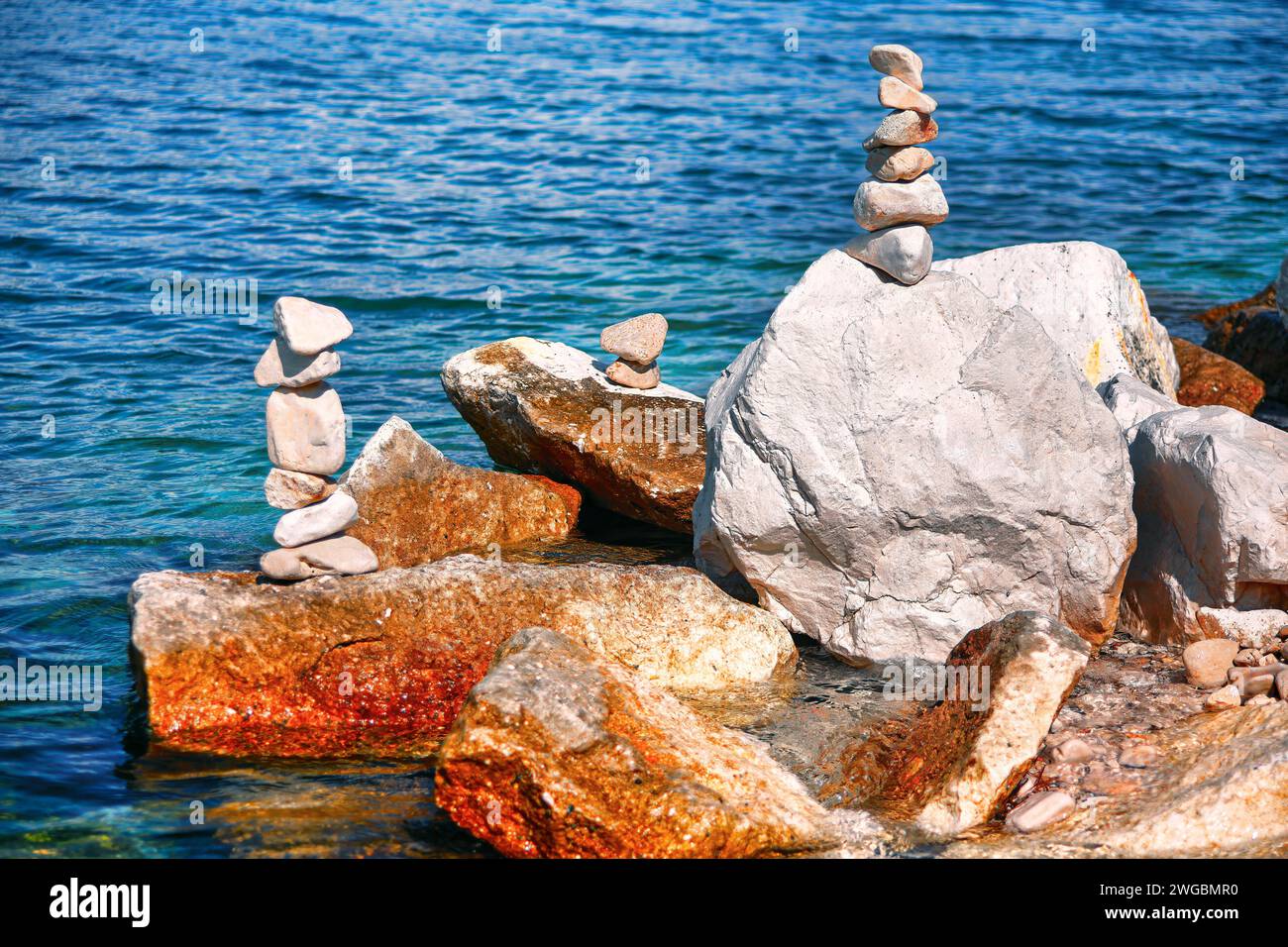 Pyramide aus Kieselsteinen am Meer. Zen-Konzept Stockfoto