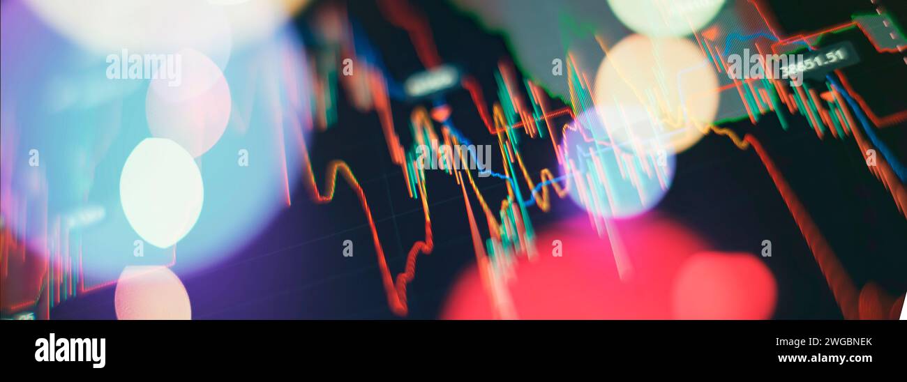 Abstrakte Diagramme zum Finanzhandel auf dem Monitor. Analyse auf dem Monitor eines Computers. Grundlagenanalyse und technische Analyse Stockfoto