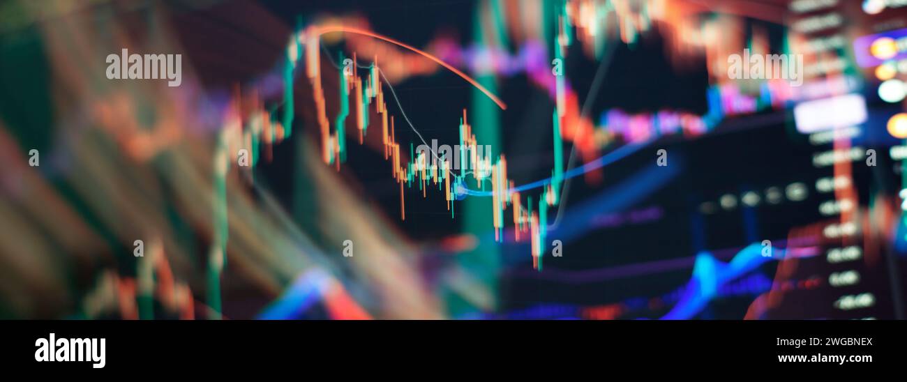 Grüne Kerzenleuchter steigen, was darauf hinweist, dass die Krypto an Wert zunimmt. Grafische Darstellung von Volumen und Zeitintervallen Stockfoto