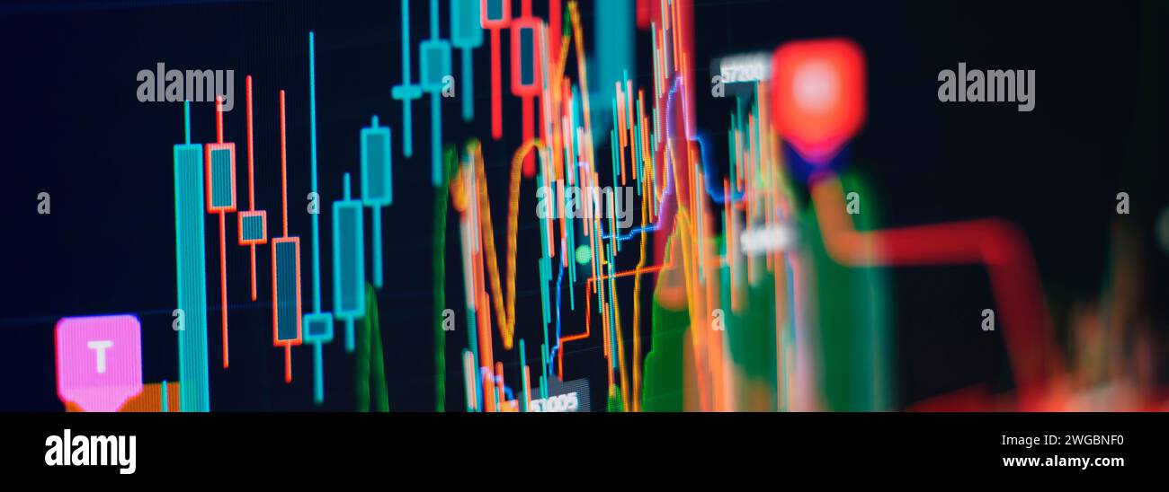 Abstrakte Diagramme zum Finanzhandel auf dem Monitor. Analyse auf dem Monitor eines Computers. Grundlagenanalyse und technische Analyse Stockfoto